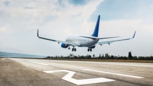 Ein Flugzeug welches gerade startet