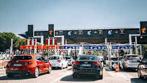 Autos in Frankreich an der autobahn-Maut Station