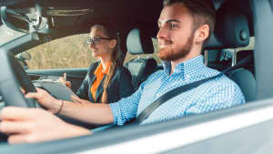 Fahrschüler mit Prüferin wärend der Führerscheinprüfung