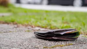 Eine mit Geld gefüllte Geldbörse liegt verloren auf der Strasse
