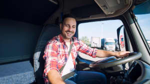 Ein Mann der LKW fährt