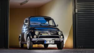 alter Fiat 500 in einer Garage