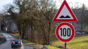 Eine irrtümliches Schild an eine Straße