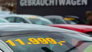 Ein Gebrauchtwagen steht zum Verkauf
