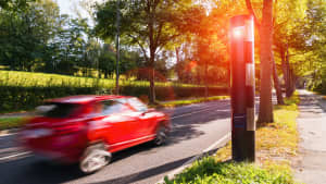 Rotes Auto wird geblitzt
