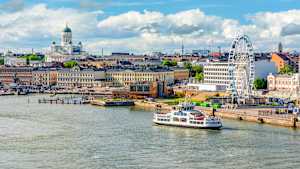 Stadtpanorama von Helsinki mit Dom und Riesenrad