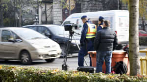 Polizeibeamte die in Budapest das Temop kontrollieren