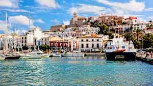Stadtansicht von Ibiza vom Meer aus gesehen