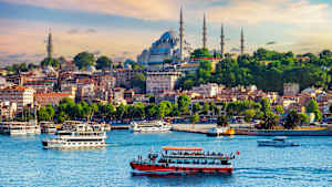 Touristische Sightseeing-Schiffe auf dem Bosporus in der Stadt Istanbul