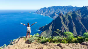 Eine genießt den Ausblick auf den Berg Anaga auf Teneriffa