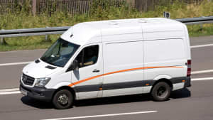 Ein Mercedes Sprinter fährt auf der Autobahn
