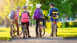 Kinder auf Fahrrädern