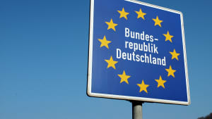 Eine Nahaufnahme eines Grenzschildes der Bundesrepublik Deutschland