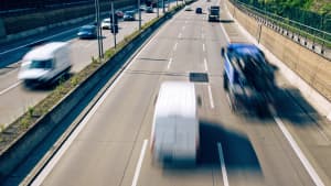 LKWs und Kleintransporter fahren auf einer deutschen Autobahn
