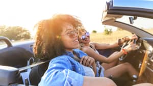 Zwei Frauen fahren in einem Cabrio
