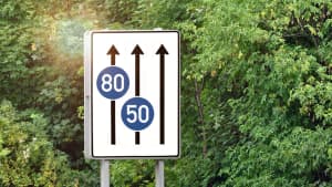 Verkehrsschild mit Mindestgeschwindigkeit auf der Autobahn