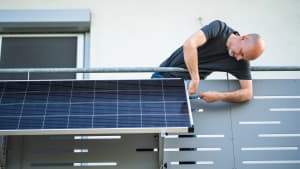 Montage einer Photovoltaik Balkonanlage Sonnenkollektoren