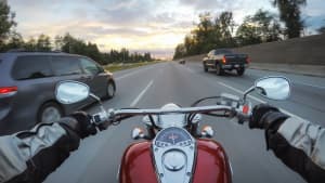 Ein Motorradfahrer fährt auf der Autobahn