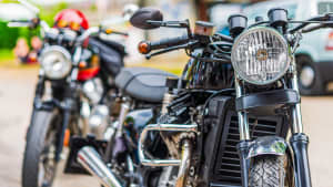 Zwei geparkte Motorräder