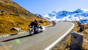 Motorradfahrer an einem sonnigen Tag am Großglockner in Österreich