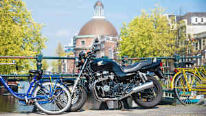 Ein Motorrad steht in Amsterdam