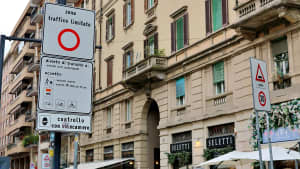 Verkehrsschilder in einer Strasse in Mailand in Italien