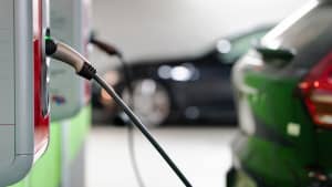 Eine Ladesäule für E-Autos in einer Tiefgarage