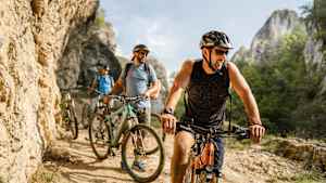Ein Mann fährt mit seinem E-Mountainbike vorweg
