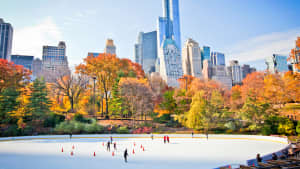 Schlittschuhläufer auf dem Trump Wollman Rink in New York