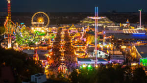 Nachtaufnahme des Oktoberfests in München