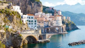 Morgenblick auf Amalfi cityscape an der Küste des Mittelmeers, Italien