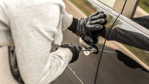 Autodieb bricht in Auto ein