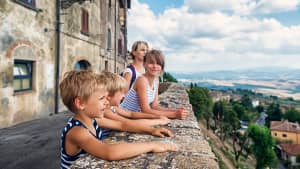 Mutter und Kinder blicken auf Volterra in der Toskana