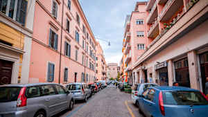 Autos parken in einer Straße in italien