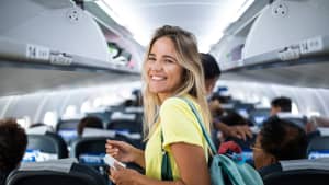 Junge Frau in einem Flugzeug