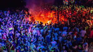viele Menschen auf der Fullmoonparty auf der thailändischen Insel Koh Phangan