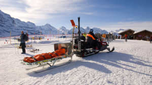 Rettungsfahrzeug im Skigebiet in den Bergen