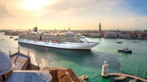 Ein großes Kreuzfahrtschiff fährt über den Canale Grande in Venedig