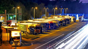 Überfüllter Autobahnparkplatz