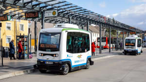 Der neue E-Bus zur Altstadt steht am Monheimer Busbahnhof