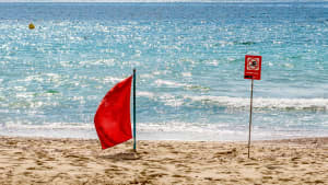 Rote Flagge an einem Strand von Mallorca