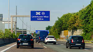 Autos fahren auf der A1 am Kreuz Leverkusen-West