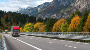 Autobahn in Österreich im Herbst
