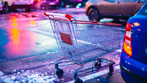 Einkaufswagen auf Supermarktparkplatz im Winter