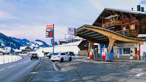 Eine Tankstelle bei Sonnenaufgang in Rougemont
