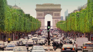 Viel Verkehr auf den Champs Elisées in Paris