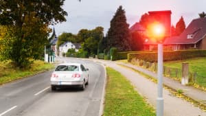 Schnelles Auto wird an Ortseinfahrt vom Blitzer geblitzt