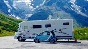 Wohnmobil steht auf einem Parkplatz in Frankreich