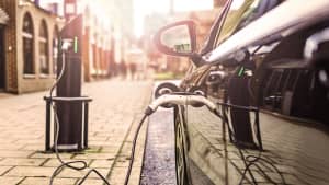 E-Auto an einer Zapfsaeule ist eine klimafreundliche Alternative