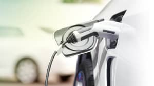 Elektroauto wird geladen, Stecker von Nahem